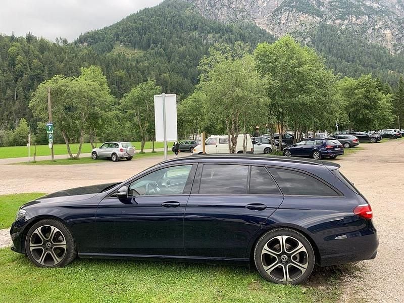 Blau Gebraucht 2017 Mercedes E220 Night Kombi | 17.500 € (Superpreis) - Bild 1/4