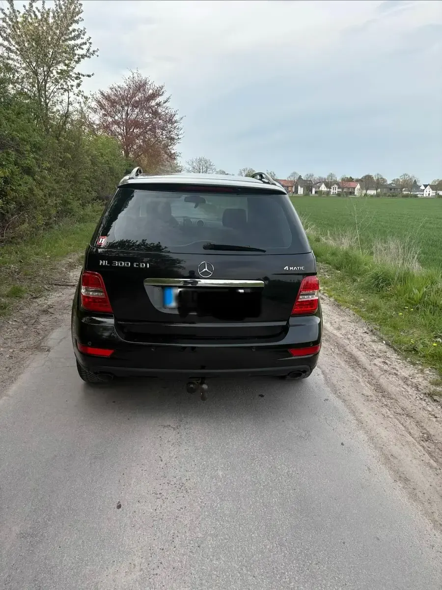 Gebraucht Mercedes ML300 204 PS (150 kW) 2011 Schwarz SUV