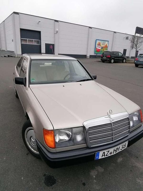 Gebraucht Mercedes E230 132 PS (97 kW) 1988 Bronze Limousine