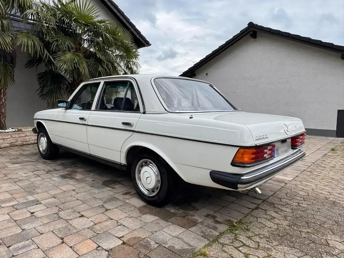 Gebraucht Mercedes 200 60 PS (44 kW) 1982 Weiß Limousine