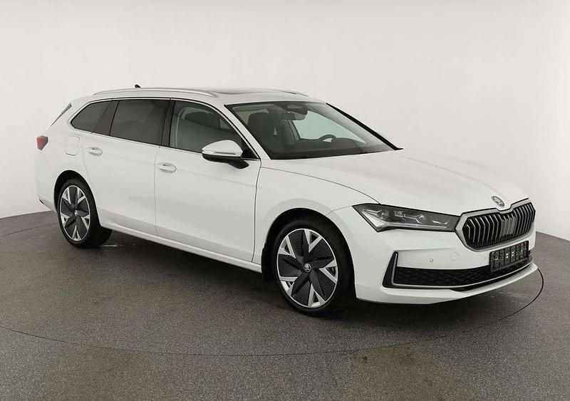 Kristall weiß Gebraucht 2024 Skoda Superb Selection Kombi | 41.595 € (Guter Preis) - Bild 1/4