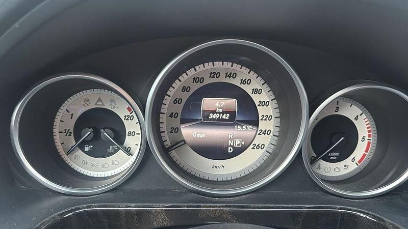 Schwarz Gebraucht 2013 Mercedes E220 Edition Limousine | 8.700 € (Fairer Preis) - Bild 1/4