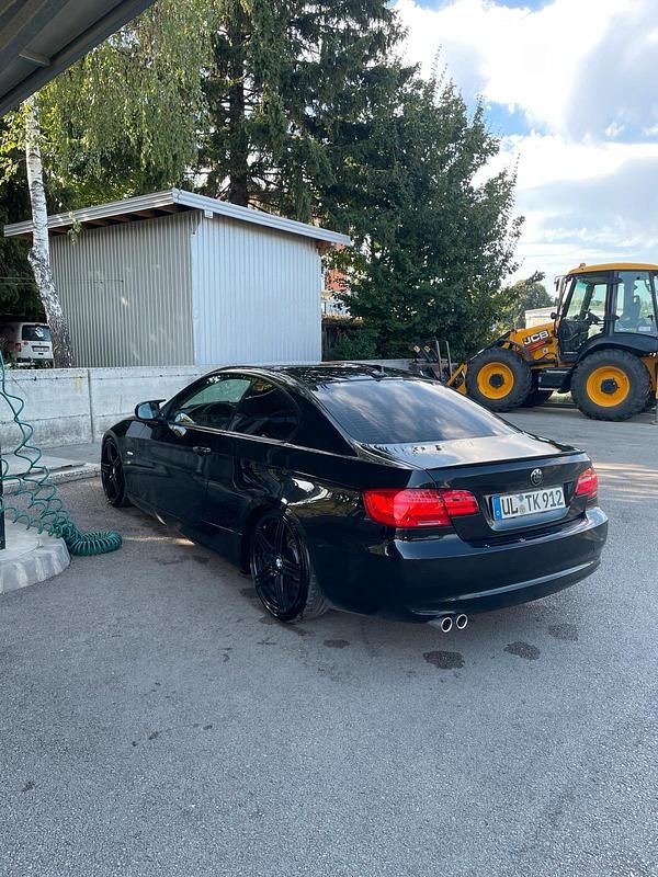 Schwarz Gebraucht 2012 BMW 320 M Sport Coupé | 8.000 € (Fairer Preis) - Bild 1/4