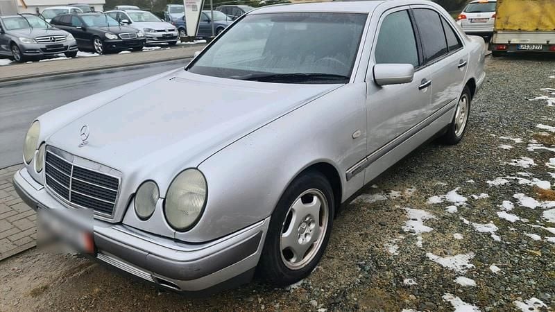 Gebraucht Mercedes E290 129 PS (94 kW) 1998 Silber Limousine