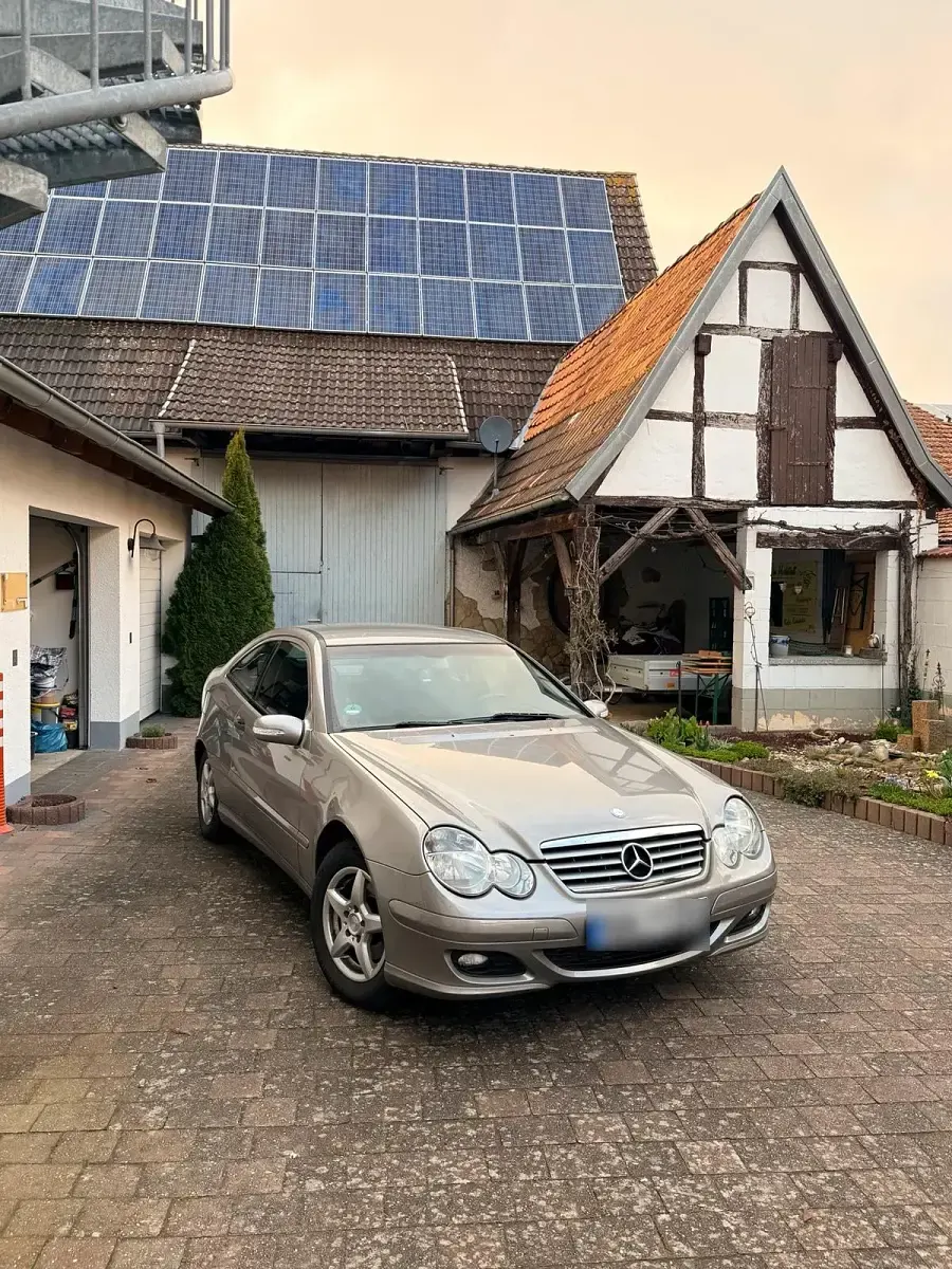 Gebraucht Mercedes C180 143 PS (105 kW) 2007 Beige Coupé