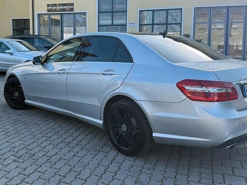 Gebraucht Mercedes E220 170 PS (125 kW) 2011 Grau Limousine