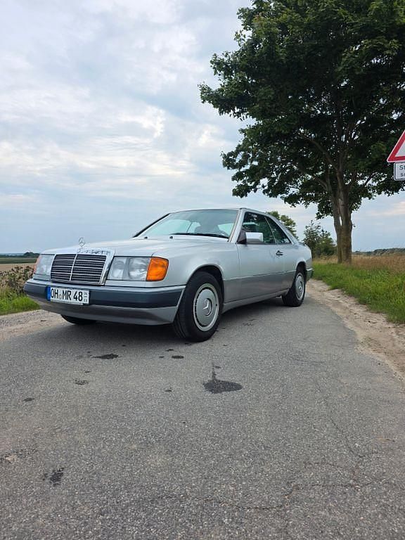 Silber Gebraucht 1991 Mercedes 230 Coupé | 9.650 € - Bild 1/4