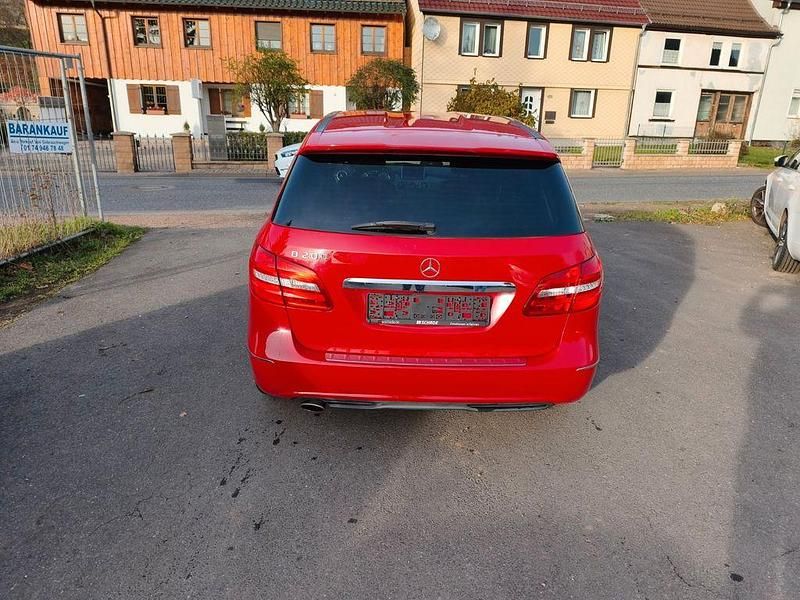 Gebraucht Mercedes B200 Edition 1 156 PS (114 kW) 2012 Rot Van / Kleinbus