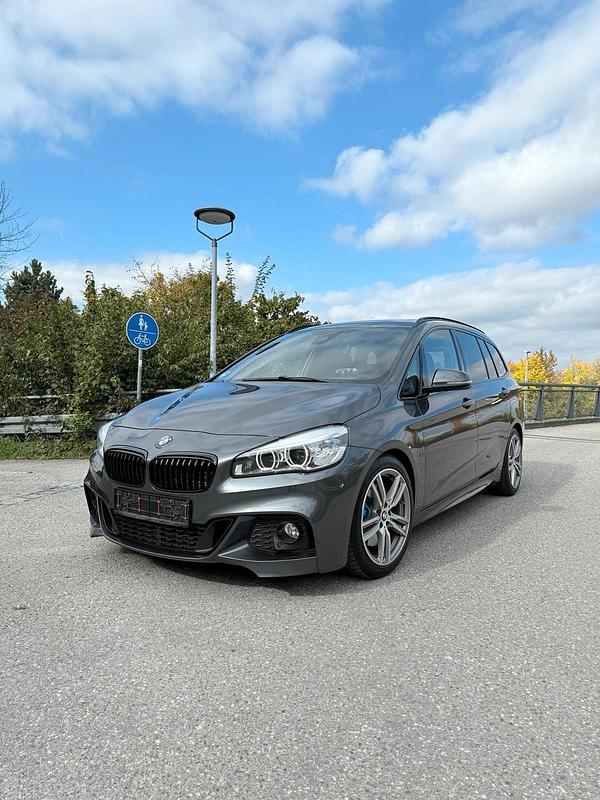 Grau Gebraucht 2017 BMW 220 Gran Tourer Van / Kleinbus | 20.199 € (Fairer Preis) - Bild 1/4