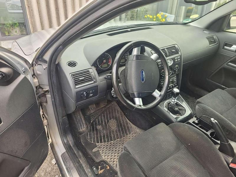 Gebraucht Ford Mondeo Ghia 125 PS (91 kW) 2002 Silber Kombi