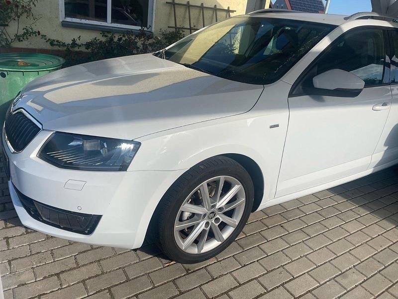 Weiß Gebraucht 2016 Skoda Octavia Joy Kombi | 11.700 € (Fairer Preis) - Bild 1/4