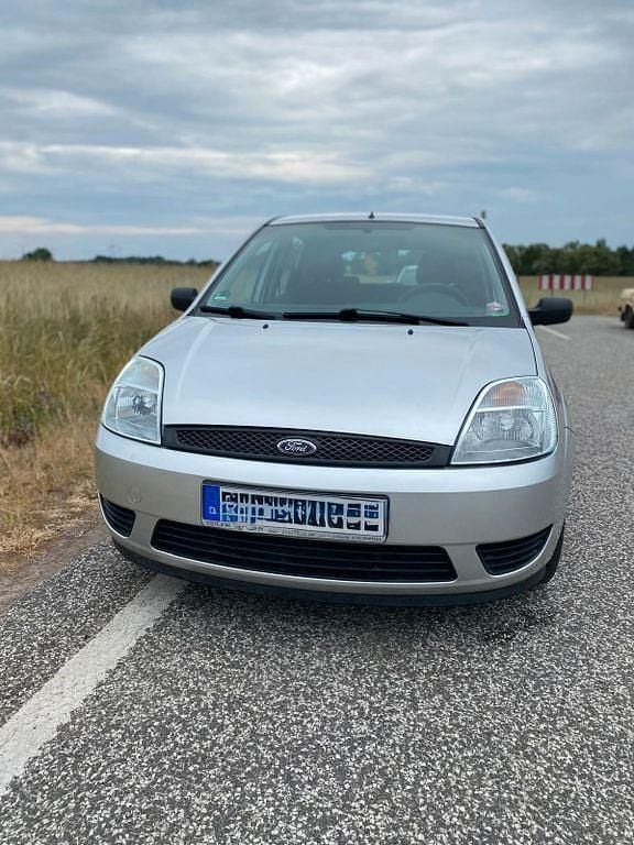 Silber Gebraucht 2004 Ford Fiesta Limousine | 2.400 € (Fairer Preis) - Bild 1/4