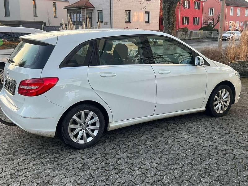 Gebraucht Mercedes B220 184 PS (135 kW) 2013 Calcitweiss  unilack Van / Kleinbus