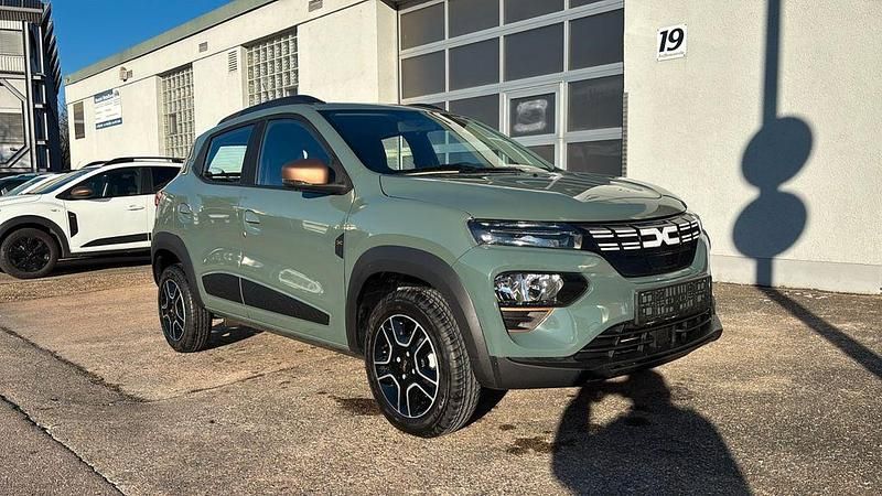 Grün "flechtengrau" Gebraucht 2024 Dacia Spring Extreme Kleinwagen | 13.690 € (Superpreis) - Bild 1/4