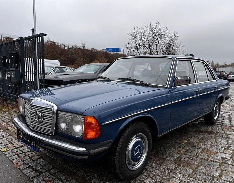 Gebraucht Mercedes E230 136 PS (100 kW) 1981 Blau Limousine