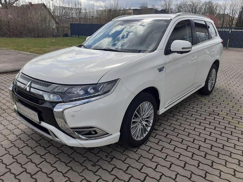 Gebraucht Mitsubishi Outlander P-HEV Plus 224 PS (164 kW) 2020 Weiß SUV