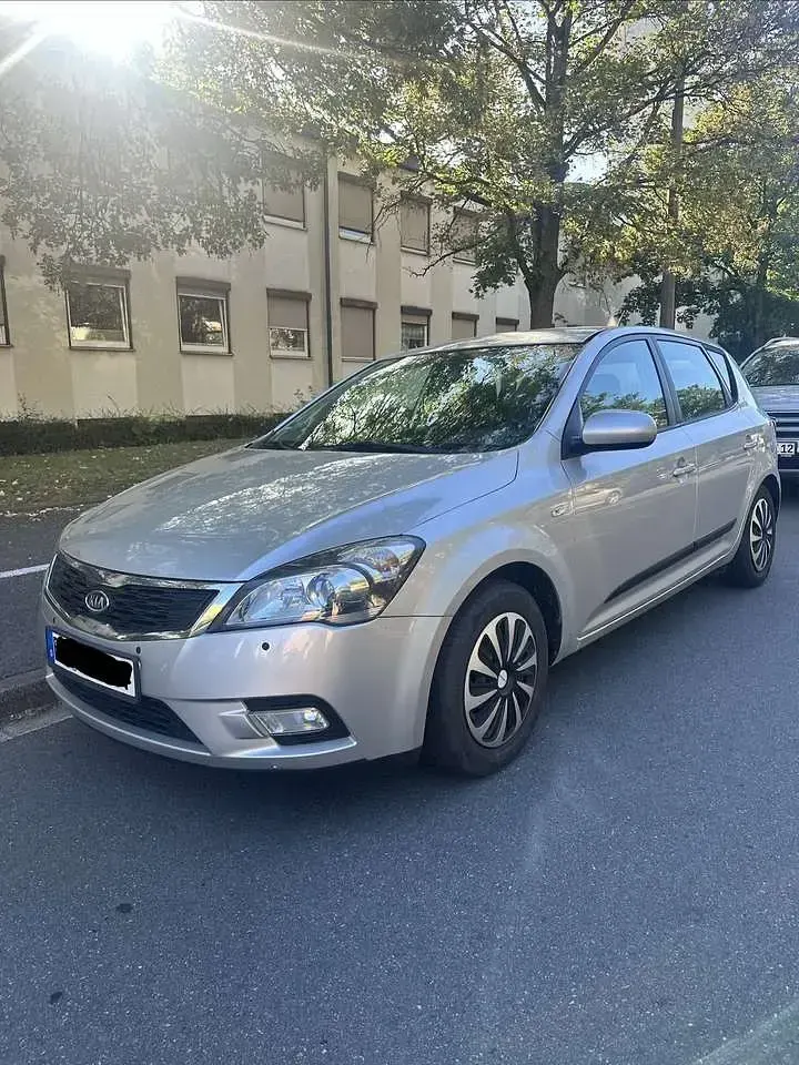 Gebraucht Kia Ceed 122 PS (89 kW) 2014 Silber Kleinwagen