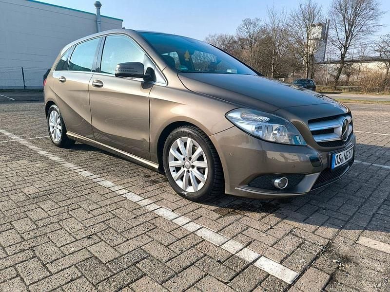 Gebraucht Mercedes B180 Edition 1 109 PS (80 kW) 2012 Braun Van / Kleinbus