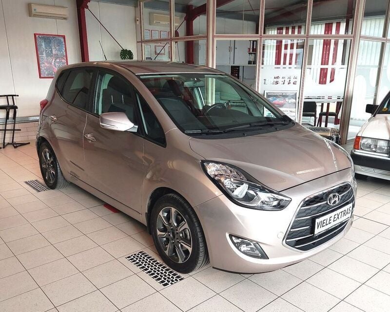 Silber Gebraucht 2015 Hyundai ix20 YES! Van / Kleinbus | 8.750 € (Fairer Preis) - Bild 1/4
