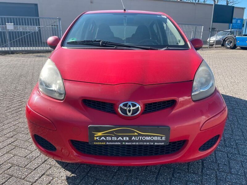 Rot Gebraucht 2009 Toyota Aygo City Kleinwagen | 1.490 € (Guter Preis) - Bild 1/4