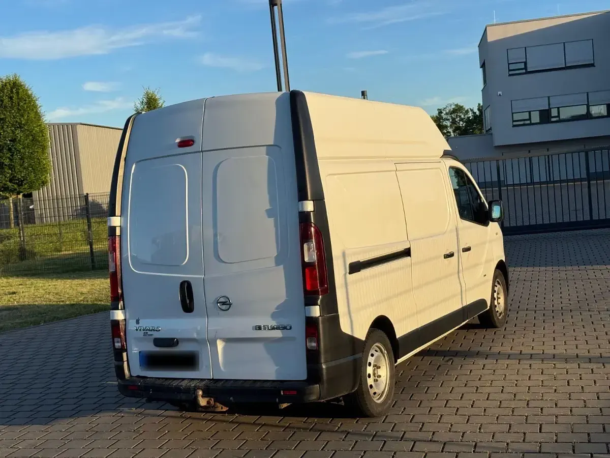 Używany Opel Vivaro 120 KM (88 kW) 2016 Biały Minivan