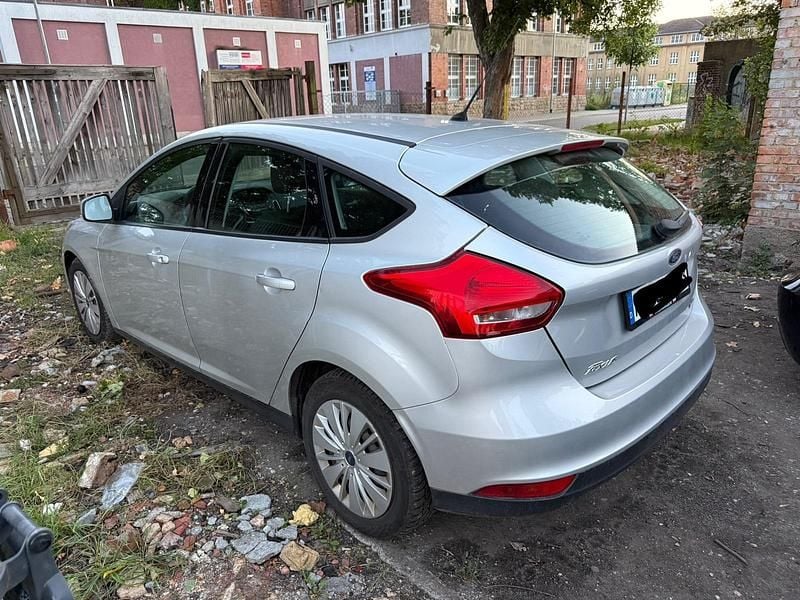 Silber Gebraucht 2015 Ford Focus Limousine | 3.000 € (Guter Preis) - Bild 1/4