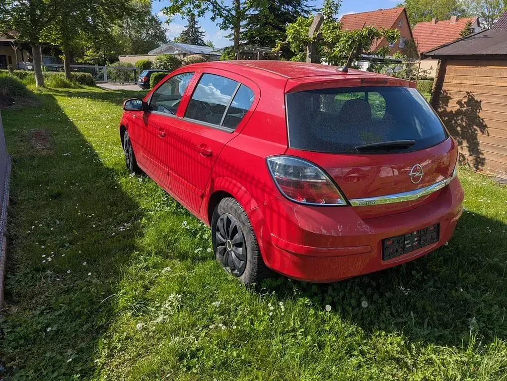 Gebraucht Opel Astra 116 PS (85 kW) 2008 Rot Limousine