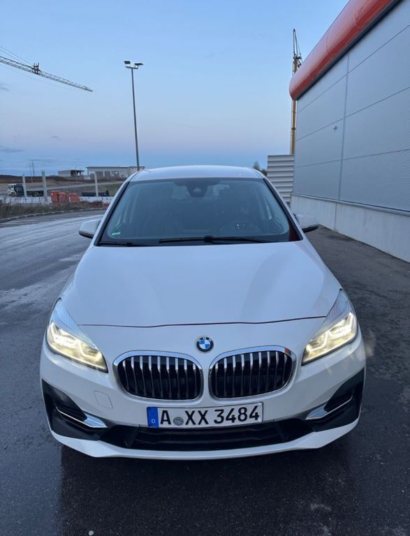 Weiß Gebraucht 2019 BMW 220 Gran Tourer Performance Van / Kleinbus | 17.500 € (Guter Preis) - Bild 1/4