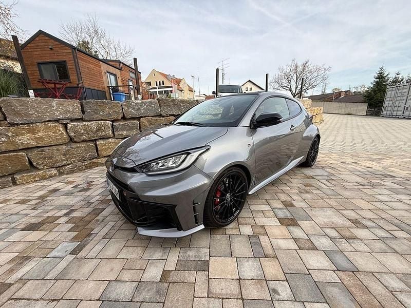 Grau Gebraucht 2024 Toyota Yaris Limousine | 44.444 € (Guter Preis) - Bild 1/4