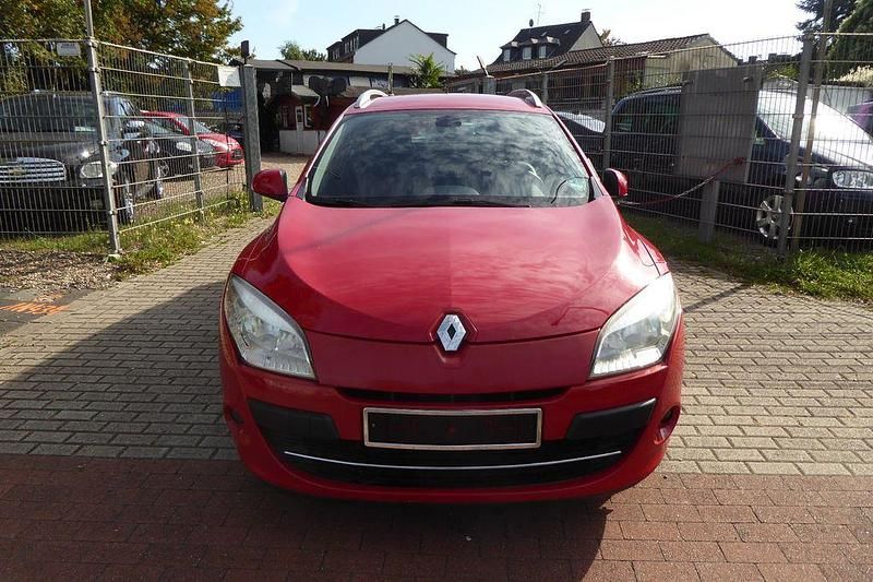 Gebraucht Renault Mégane III Luxe 131 PS (96 kW) 2010 Rot Limousine