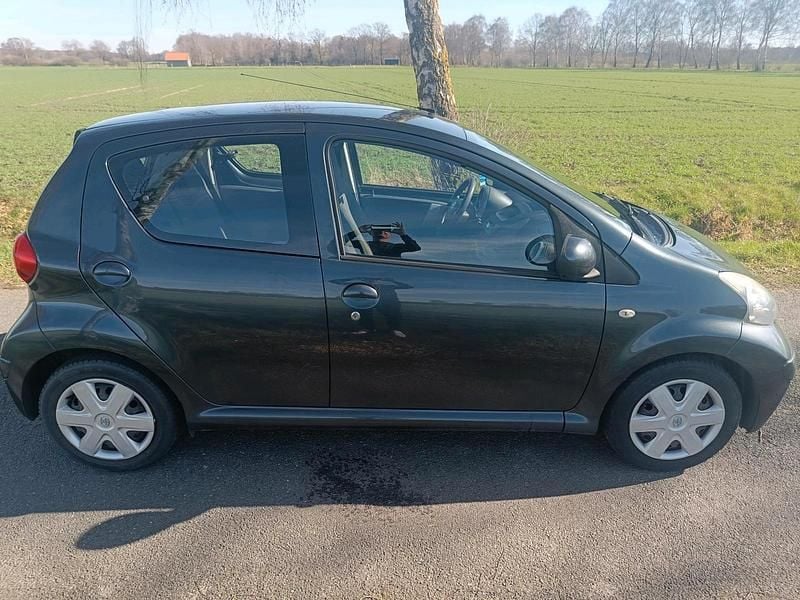Gebraucht Toyota Aygo 68 PS (50 kW) 2009 Grau Kleinwagen