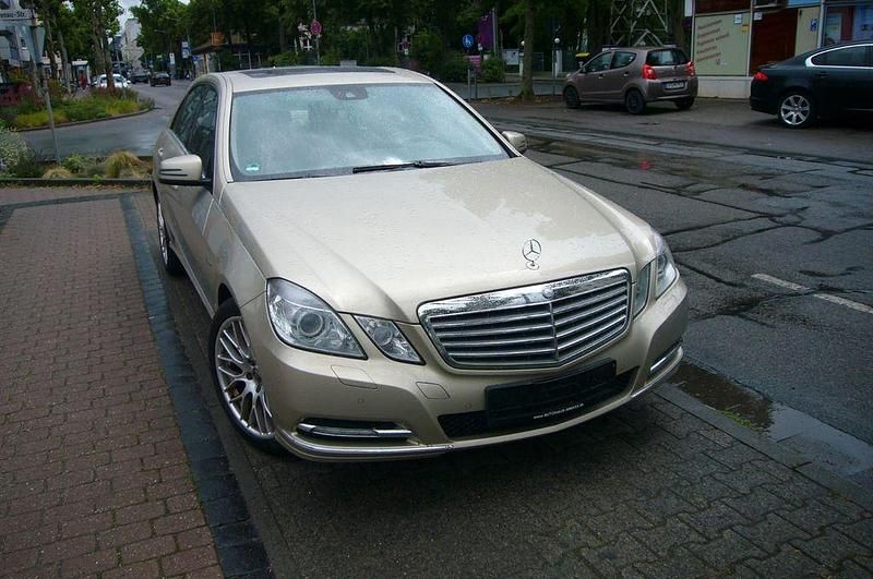 Beige Gebraucht 2009 Mercedes E350 Elegance Limousine | 9.400 € (Superpreis) - Bild 1/4