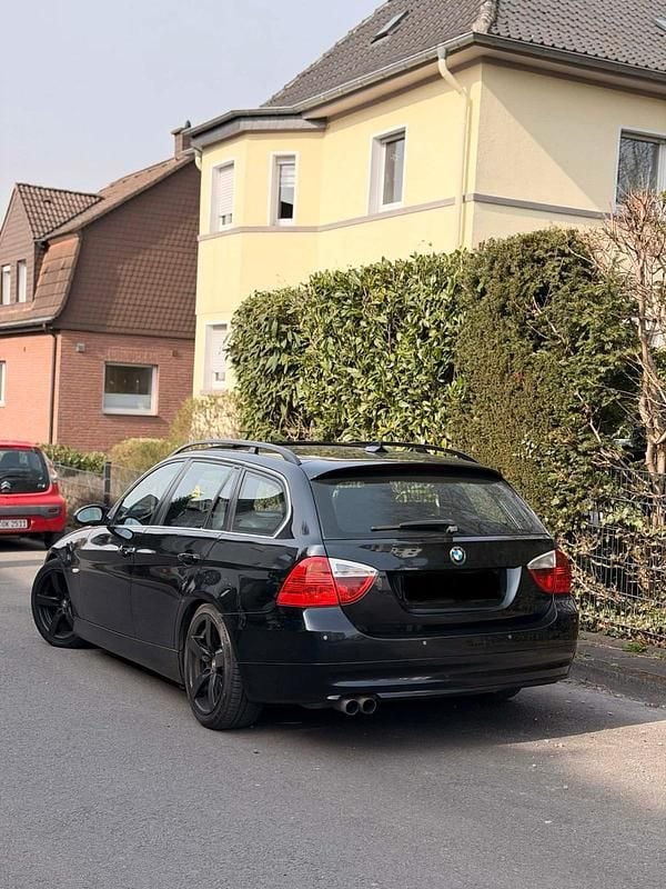 Gebraucht BMW 330 197 PS (144 kW) 2007 Schwarz Kombi