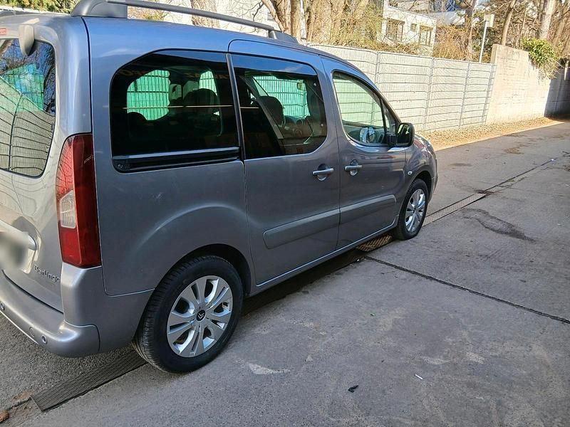 Gebraucht Citroën Berlingo 120 PS (88 kW) 2016 Silber Van / Kleinbus