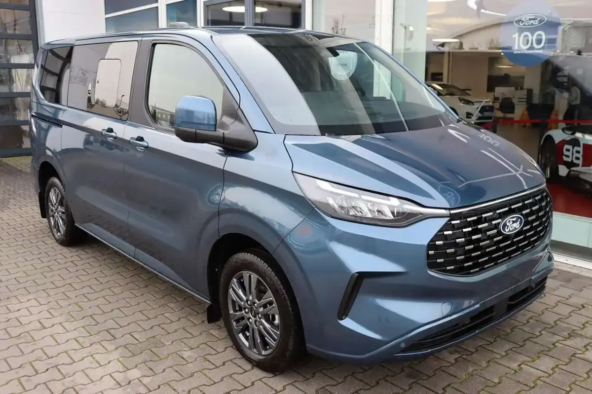 Ny Ford Tourneo Titanium 170 HK (125 kW) 2026 Blå MPV