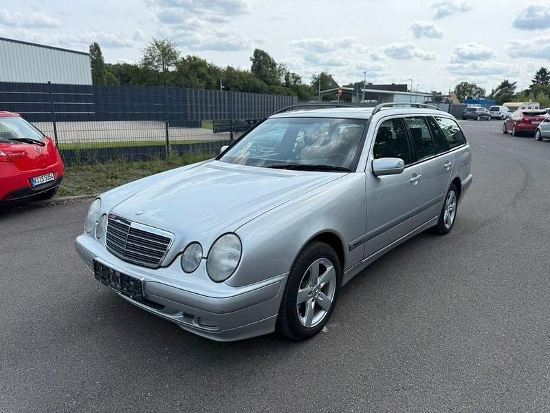 Silber Gebraucht 2003 Mercedes E200 Classic Limousine | 3.980 € (Guter Preis) - Bild 1/4
