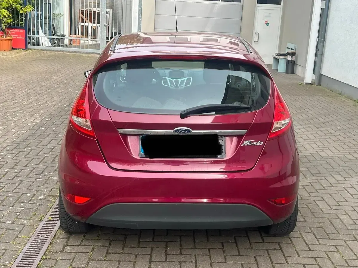 Używany Ford Fiesta 80 KM (58 kW) 2012 Purpurowy Sedan/Limuzyna