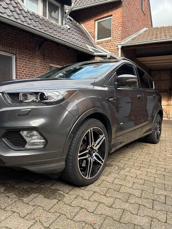 Grau Gebraucht 2017 Ford Kuga ST-Line SUV | 15.400 € (Fairer Preis) - Bild 1/4