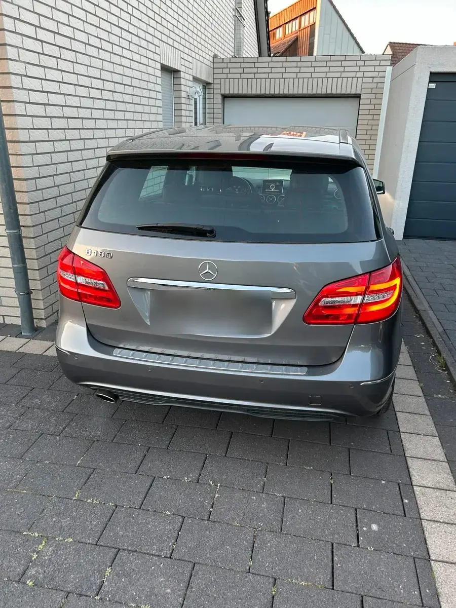 Gebraucht Mercedes B180 122 PS (89 kW) 2011 Grau Van / Kleinbus