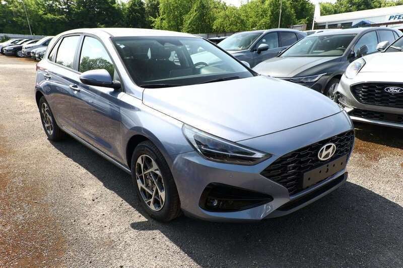 Meta blue metallic Neu 2025 Hyundai i30 Advantage Limousine | 20.181 € (Superpreis) - Bild 1/4