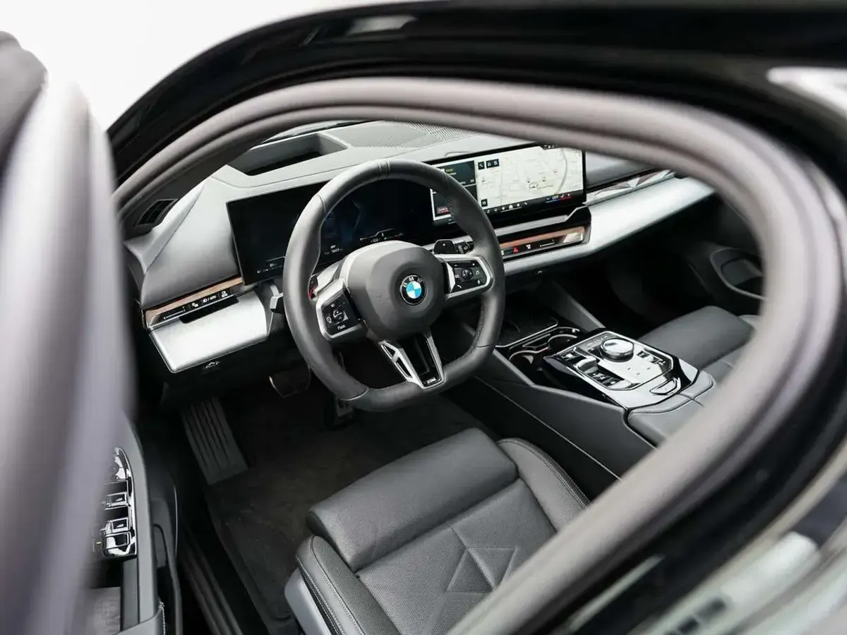 Gebraucht BMW 540 Comfort Edition 303 PS (222 kW) 2025 Saphirschwarzmetallic Kombi
