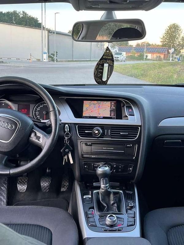 Grau Gebraucht 2011 Audi A4 Ambiente Kombi | 8.500 € (Etwas zu teuer) - Bild 1/4