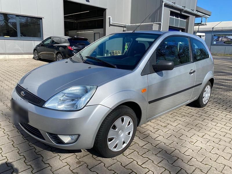 Gebraucht Ford Fiesta 68 PS (50 kW) 2004 Silber Kleinwagen