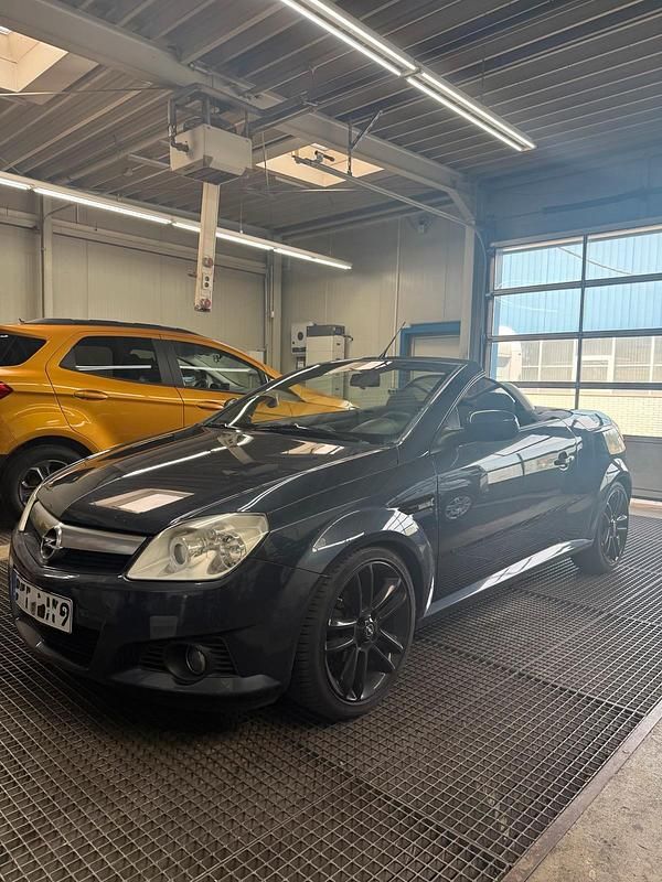 Grau Gebraucht 2007 Opel Tigra Cabrio | 1.799 € (Teuer) - Bild 1/4