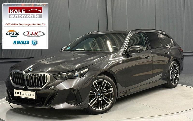 Sophistograu brillanteffekt Gebraucht 2024 BMW 520 M Sport Kombi | 55.890 € (Fairer Preis) - Bild 1/4