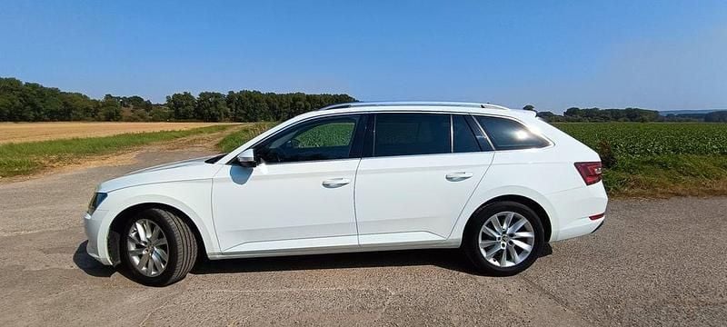 Weiß Gebraucht 2018 Skoda Superb Ambition Limousine | 15.999 € (Fairer Preis) - Bild 1/4