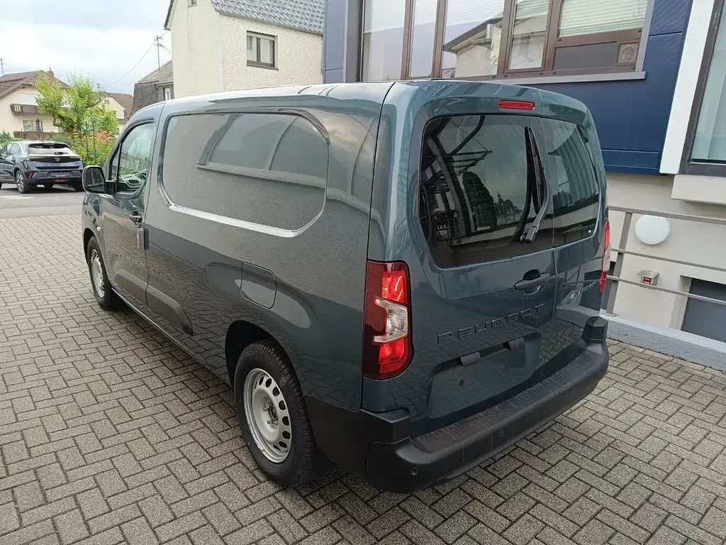 Neu Peugeot E-Partner 100 kW (136 PS) 2026 Blau Van / Kleinbus