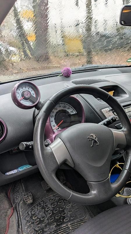 Gebraucht Peugeot 107 68 PS (50 kW) 2013 Violet Kleinwagen