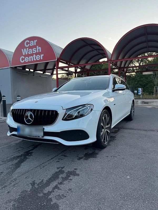 Weiß Gebraucht 2020 Mercedes E300 Limousine | 23.000 € - Bild 1/4
