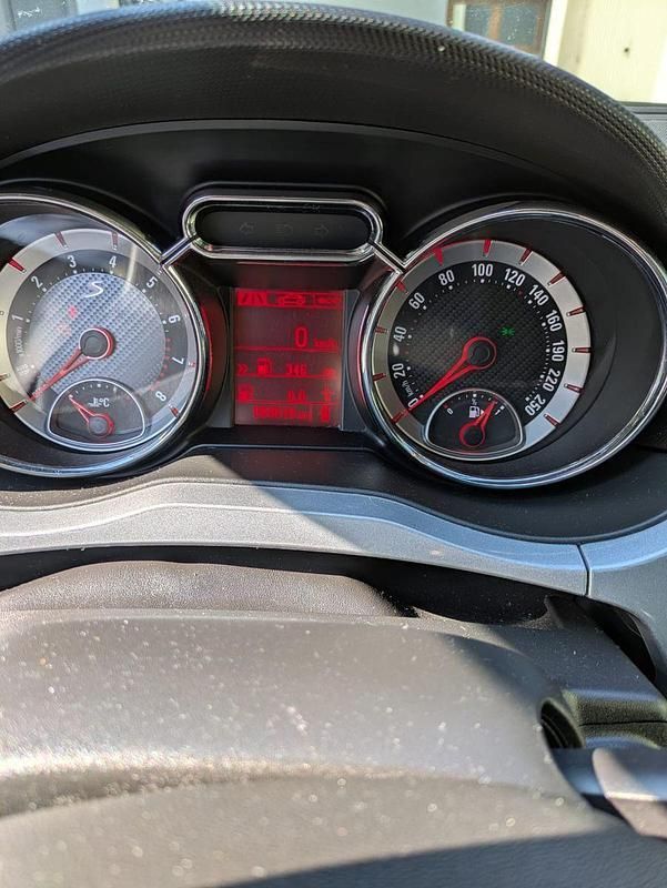 Używany Opel Adam S 150 KM (110 kW) 2016 Srebrny Hatchback